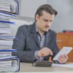 Meżczyzna w biurze prawniczym