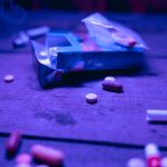 narkotyki rozrzucone na stole