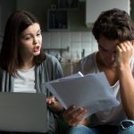 Mężczyzna trzymający dokument od komornika