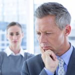 Zastanawiający się mężczyzna