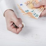 Ręce trzymające banknoty euro