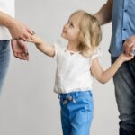 Rodzice przekazują sobie córkę w ramach opieki naprzemiennej