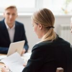 kobieta omawia szczegóły rozwodu z mężem